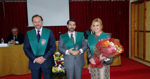 Al matrimonio formado por José Luis y Rocío le impusieron las becas de honor.