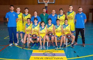 Jugadores y técnico del CB Isla, junto al concejal de Deportes, Natanael López.