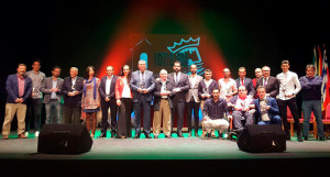 Foto de familia de los galardonados en la gran fiesta del fútbol cartayero.