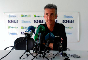 Alejandro Ceballos, entrenador del Recre, durante la rueda de prensa de este viernes. / Foto: @recreoficial.