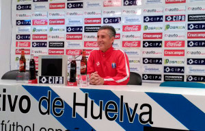 Alejandro Ceballos, entrenador del Recre, en una rueda de prensa.