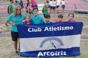 Alevines e infantiles del CA Arcoiris participantes en el Campeonato de Andalucía al Aire Libre junto a su entrenadora, Ana Belén Beltrán.