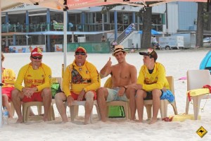 El onubense, con un grupo de socorristas en  Coolangatta.