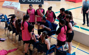 Las jugadoras del CB Conquero, durante un tiempo muerto del partidos de octavos de final. / Foto: @CBConquero.