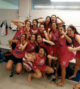 Las jugadoras del CB Conquero junior celebran el pase a los octavos de final.