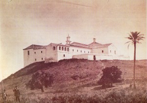 Vista del Monasterio de La Rábida con la Palmera de Colón a la derecha de la imagen. Anterior a 1892.