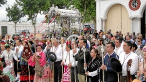 Una gran multitud de rocieros han acompañado a la hermandad durante su itinerario por el pueblo.