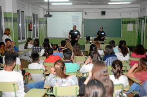 Jóvenes palermos del instituto Carabelas reciben formación en educación vial.