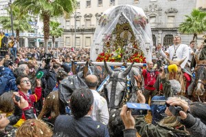 Llegada del Simpecado de Emigrantes al Ayuntamiento de Huelva.