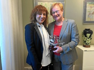 La edil onubense ha mantenido una intensa reunión con una de las mujeres más influyentes de Finlandia, Tarja Halonen, la primera en convertirse Presidenta del país. 