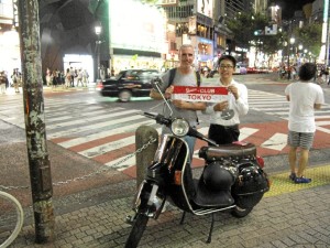 Ha viajado a lugares tan lejanos como Japón o Tailandia. / En la imagen, con Kazuhiro Tsuchida del Vespa Club Tokio.