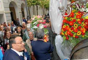 Ignacio Caraballo ha realizado una ofrenda floral al Simpecado.