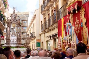 La Procesión del Corpus comporta el engalanamiento de las calles por donde transcurre