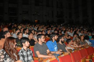 800 personas abarrotaron la Casa Colón onubense. 