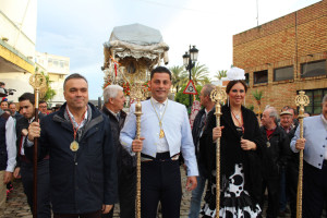 El alcalde, al frente de la comitiva.