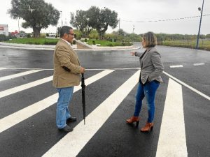 Mejora del asfaltado de la glorieta de la Cruz Primera en la carretera que une Lepe y El Terrón.