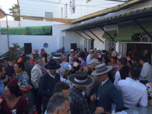 Buen ambiente a las horas previas de la procesión.