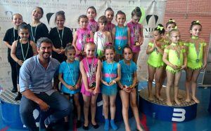 Las ganadoras del torneo en Isla, con el concejal de Deportes de la localidad, Natanael López.