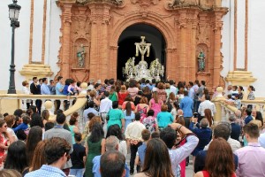 La Santa Cruz, en la portada de la parroquia.