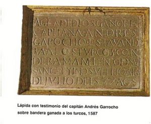 Lápida con testimonio del capitán Andrés Garrocho. ¿Dónde estarán los valiosos estandartes o banderas capturadas a los piratas berberiscos y que se hallaban en la antigua iglesia de San Francisco?