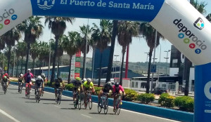 Momento del sprint en la prueba celebrada en El Puerto de Santa María.