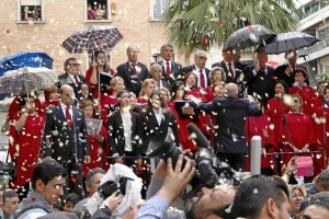 Pétalos y música al paso de la Hermandad por el centro de Huelva.