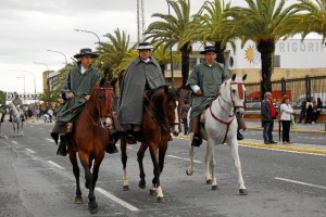 Los romeros van preparados para la lluvia.