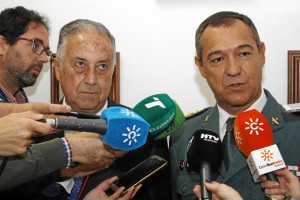 El subdelegado y el coronel de la Guardia Civil, en el acto. / Foto: José Rodríguez.