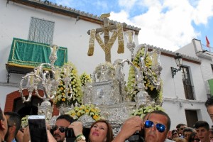 Momento del traslado de la Santísima Cruz de la Calle Cabo.