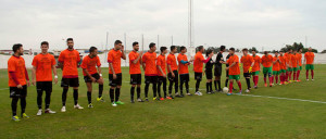 Los jugadores del Pinzón, del Cerreño y el trío arbitral saltaron al campo con unas camisetas de apoyo a los donantes de médula ósea.