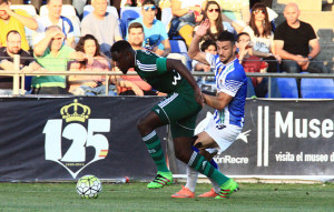 Rubén Mesa pugna con N' Diaye durante el partido. / Foto: Josele Ruiz.