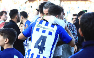 Alegría de los albiazules al término del partido tras confirmarse la permanencia. / Foto: Josele Ruiz.