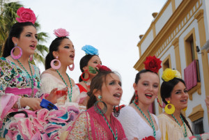 Las jóvenes vestidas de flamencas en el Romerito.