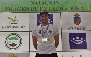 Rubén Gutiérrez, con las tres medallas obtenidas en Don Benito.