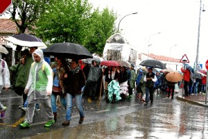 700 peregrinos acompañan a la hermandad.