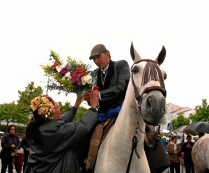 La alcaldesa ha hecho entrega de unas flores.