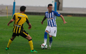 Nico Cháfer intenta tapar un avance de Manu Molina. / Foto: Josele Ruiz.