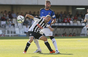 Pedro Baquero intenta el despeje en una acción ofensiva del Cartagena. / Foto: La Verdad de Murcia.