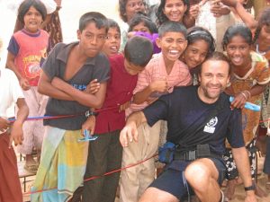 El onubense, en el desplazamiento de la Unidad Canina a Sri Lanka en el terremoto de 2007.