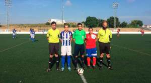 Las capitanas de ambos equipos con el trío arbitral, antes de comenzar el encuentro. / Foto: @sportinghuelva.