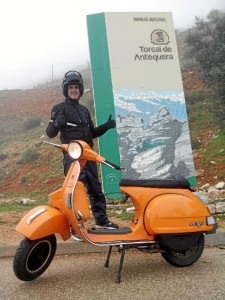 Es un apasionado de viajar en vespa. / En la foto, en la Subida a El Torcal de Antequera.