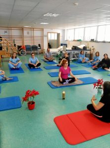 El Hospital de Riotinto ofrece sesiones de yoga a sus profesionales dentro del programa de salud en el lugar de trabajo.