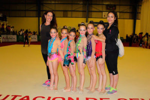 Las alevines y benjamines con las entrenadoras, Inma Márquez y Ana Torres.