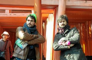 El onubense, con su hermano en el templo Fushimi Inari en Kioto.