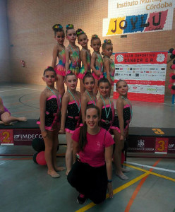 Gimnastas onubenses en el Torneo Séneca, junto a su entrenadora Elena Bueno.