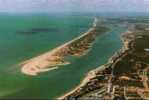 Estuario del río Piedras y la flecha de Nueva Umbría.