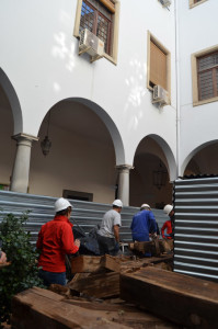 El equipo seleccionando vigas de maderaen uno de los edificios muestreados.