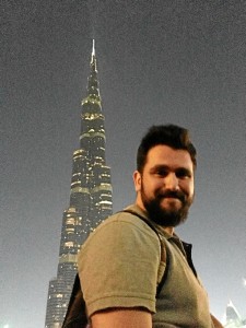 Reside en Dubái desde hace algo más de dos meses. En la foto, frente al edificio más alto del mundo, el Burj Khalifa.