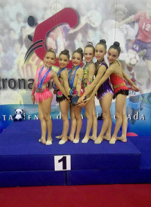 Gimnastas del GR Huelva en el podio.