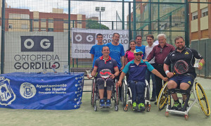 Edorta de Anta y Ryan Goñi, junto al concejal de Deportes del Ayuntamiento de Huelva, Antonio Ramos, el responsable comercial de Ortopedia Gordillo, Manuel Martínez, y miembros de la organización del circuito.